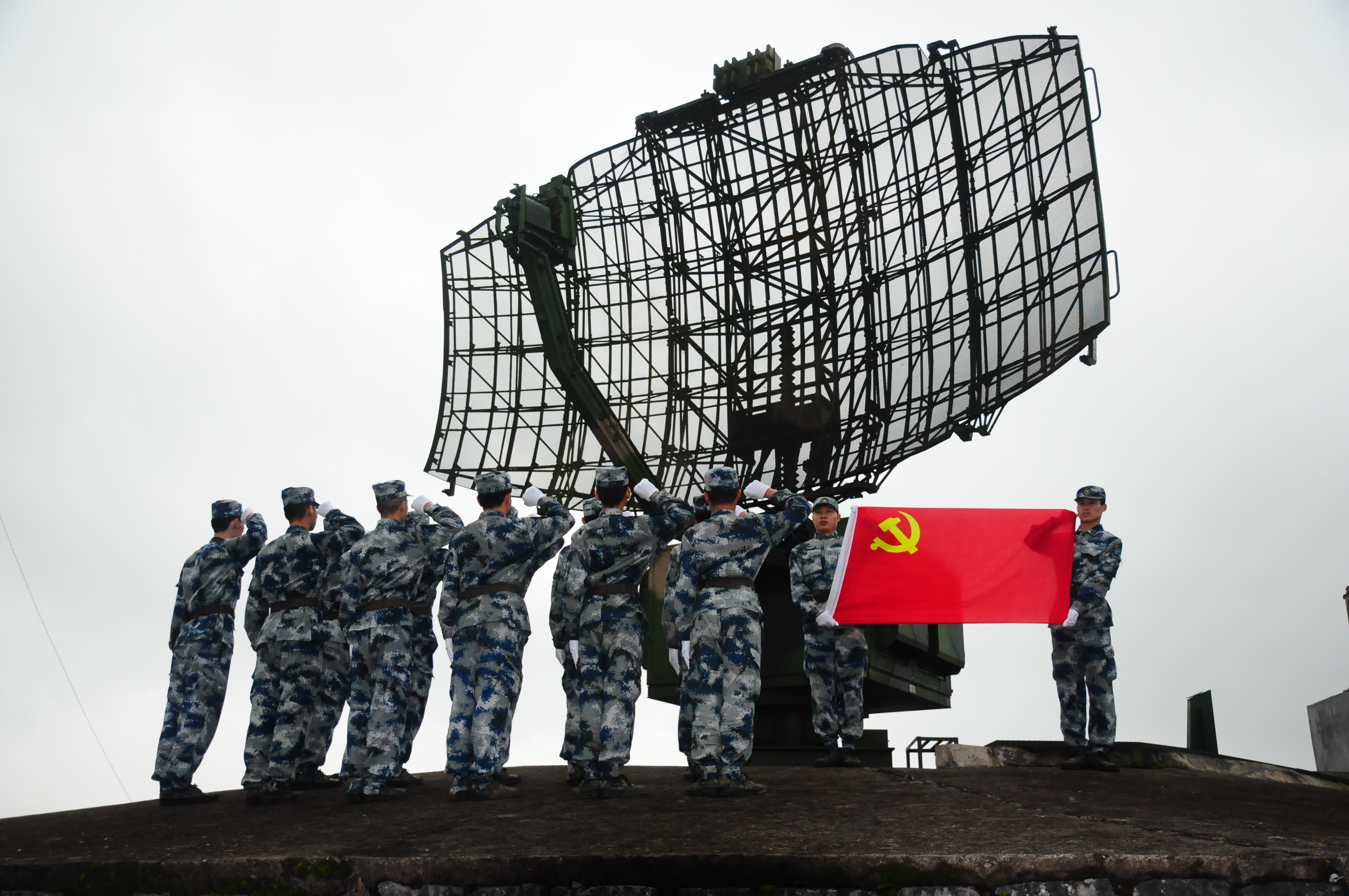 守卫祖国天空南大门南部战区空军某雷达站官兵在雷达天线前重温人