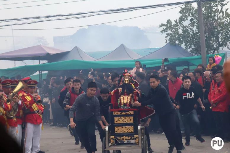 路上密密麻麻鋪滿了鞭炮編織起來的