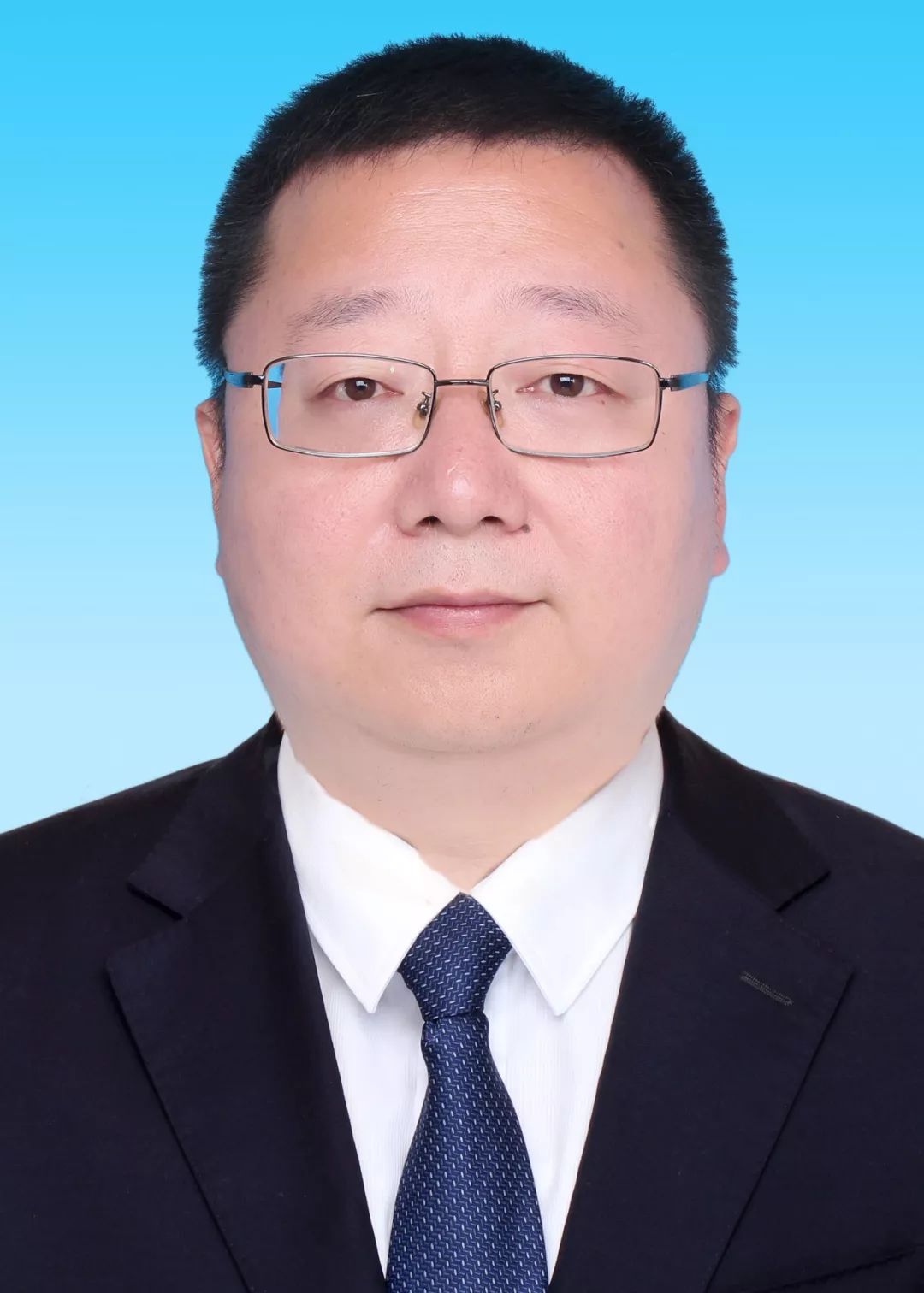 市委书记刘超向新当选的市人民政府市长元方颁发当选证书