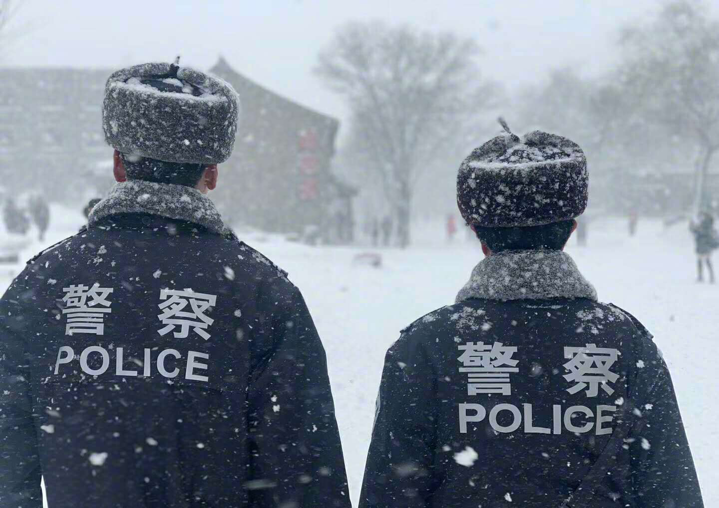 冬天警察站岗图片图片