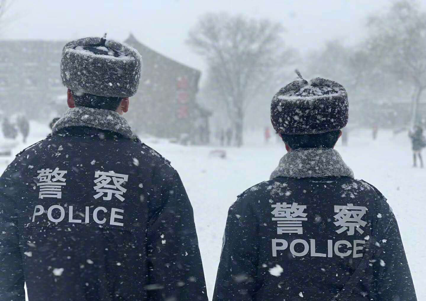 冬天警察站岗执勤图片