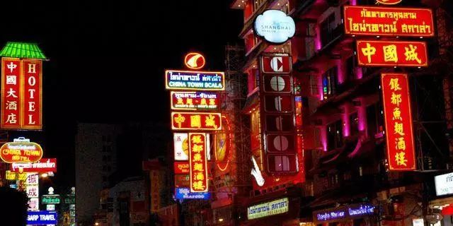 初到泰国唐人街,感觉到了中国的香港,门头招牌繁体字,商业繁华像极了