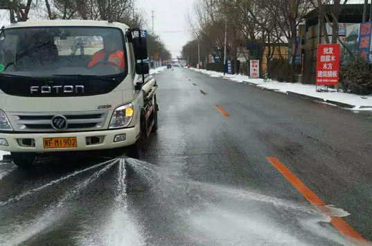 2019年第一場雪保定灑水車依舊在馬路上作業相關部門這樣回應