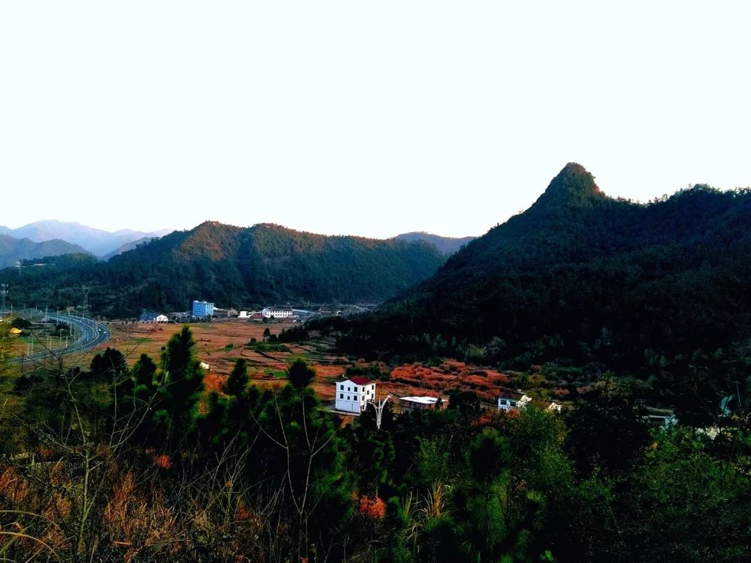 "指点江山拍摄:天马地点:洪畴镇象鹞山一指擎天"寻找红色足迹"拍摄:卢