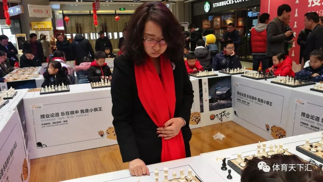 国际象棋大师,全国冠军,有"北方棋后"美誉的朱霞与选手进行车轮大战