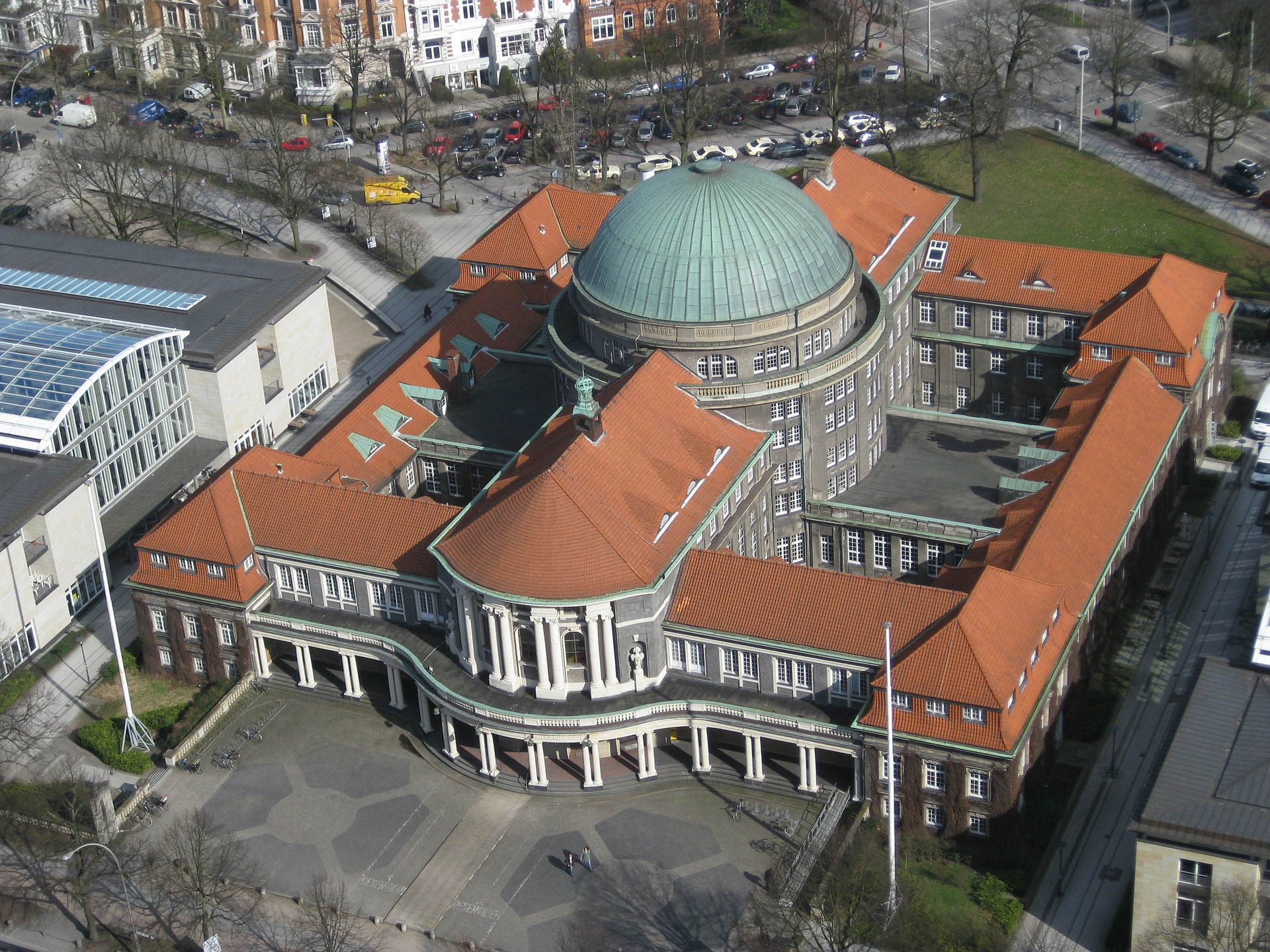 汉堡大学,它是北德最大的学术研究和教育中心与德国规模最大的十所