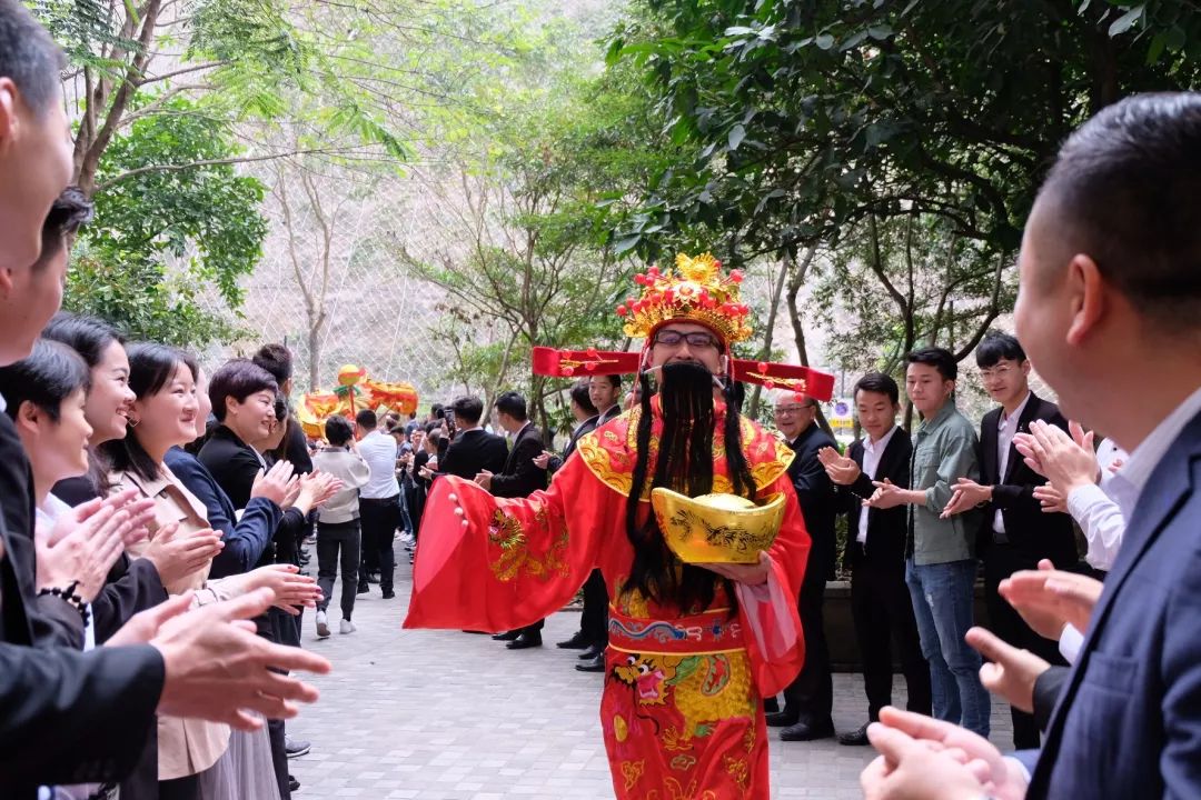 四大天王化身财神爷前往福田北区星河丹堤旗舰分行,华侨城区万科棠樾