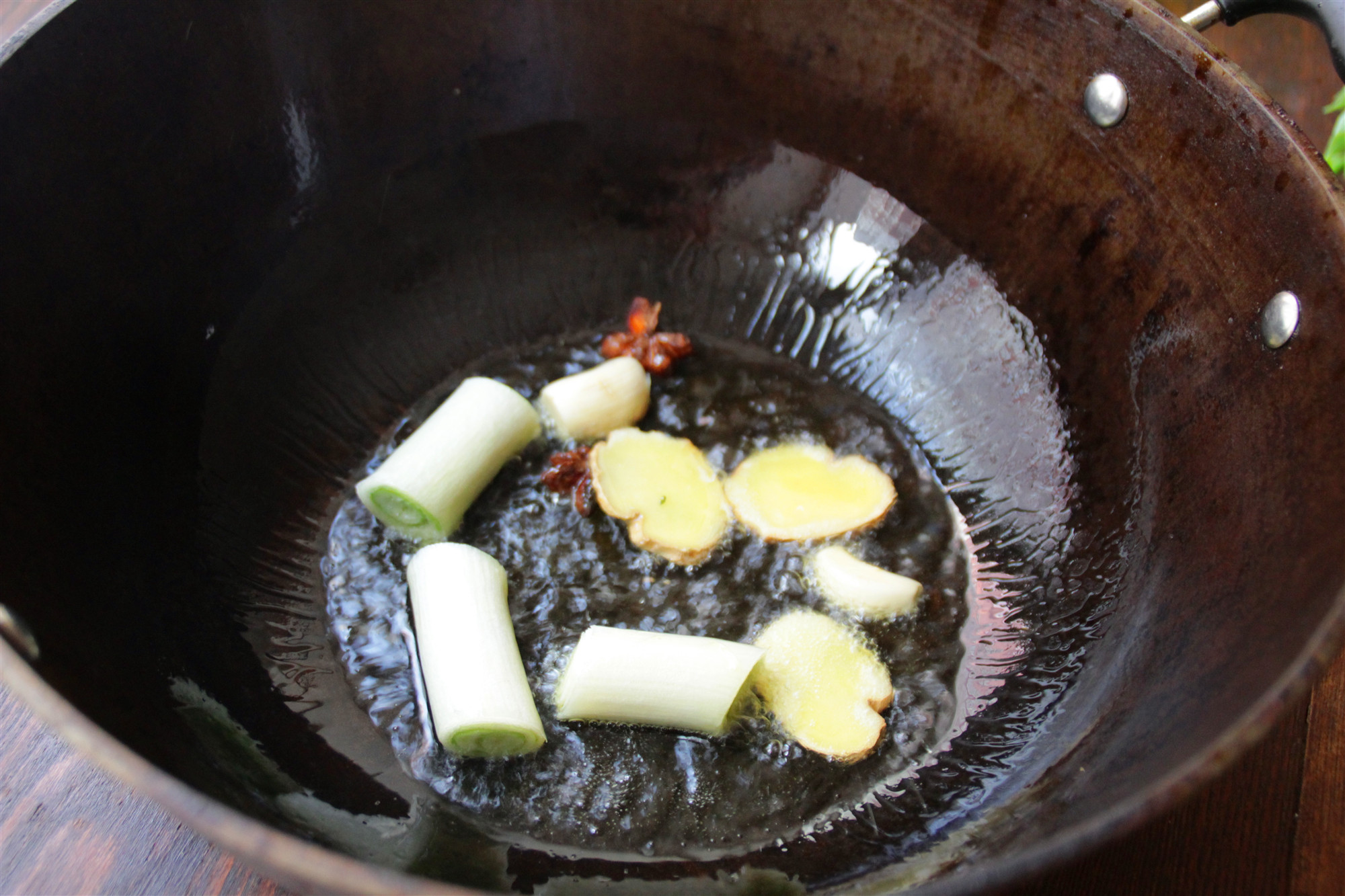 用豆油炼锅可以吗(熬豆油都放什么大料)