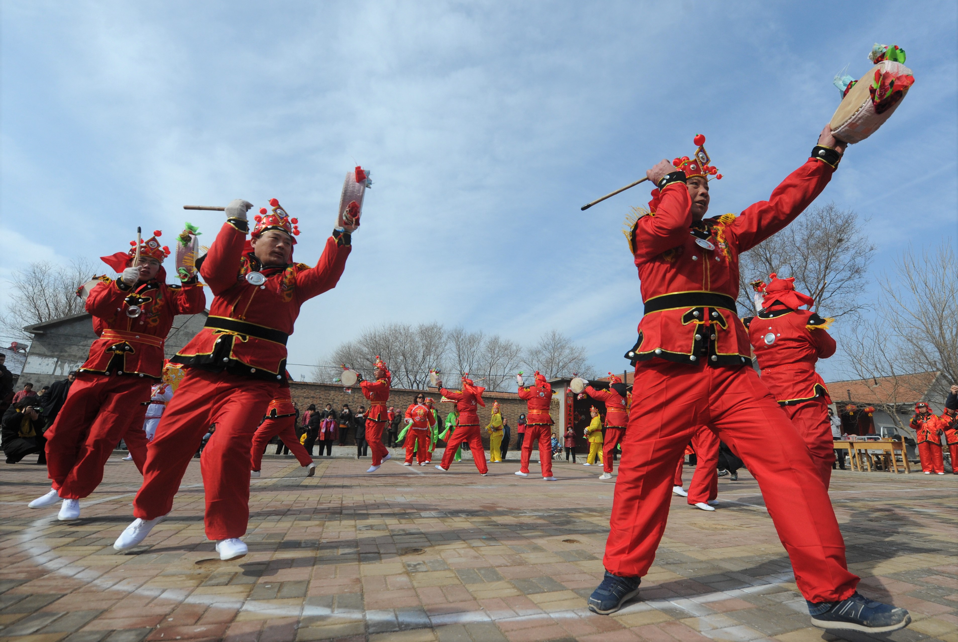 月16日 民俗迎元宵 2月15日,在山东省阳信县举办的鼓子秧歌文化活动上