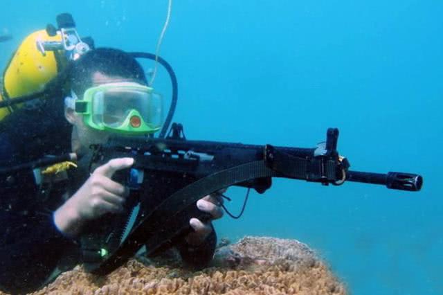 国产QBS06式水下步枪图片