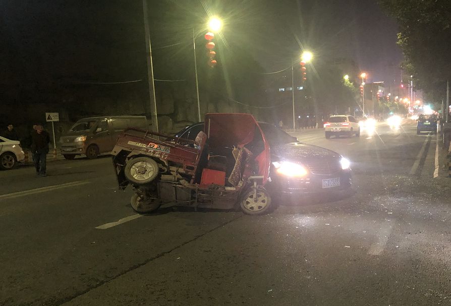 爆料昨日简阳鳌山国际后门发生一起车祸三轮车和一奔驰车相撞