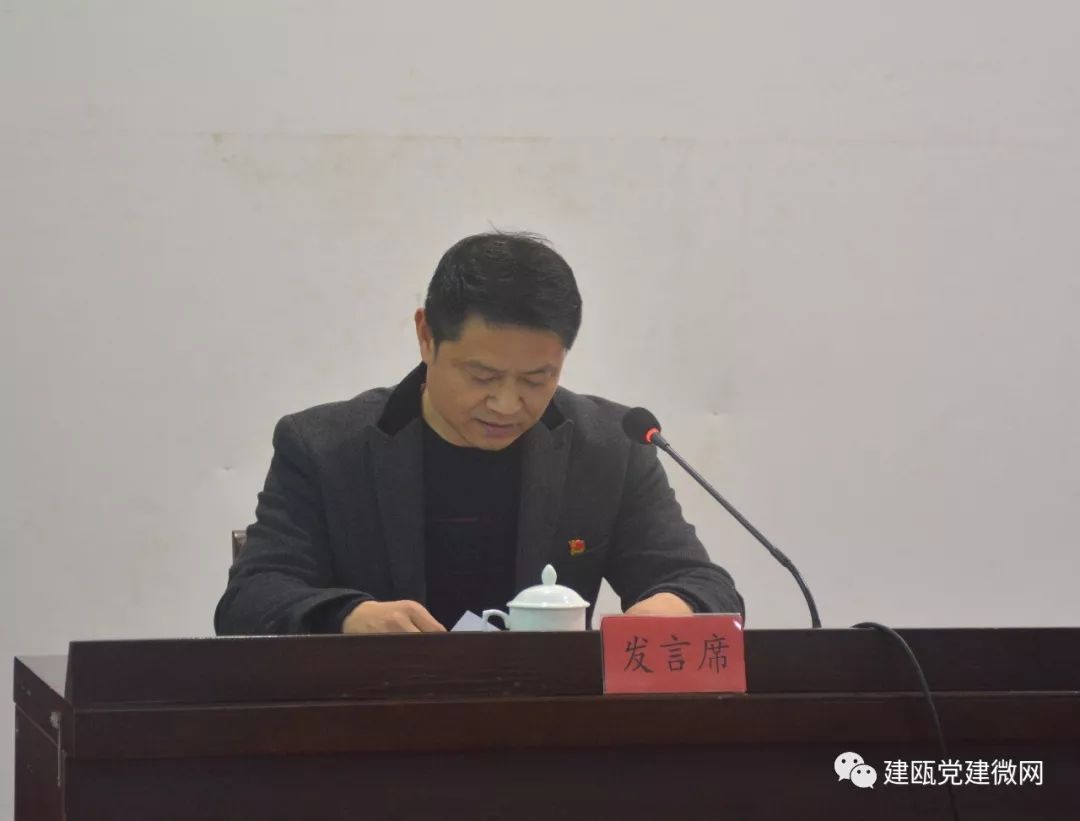 书记魏积满同志述职图为:市行政服务中心党支部书记谢建雄同志述职