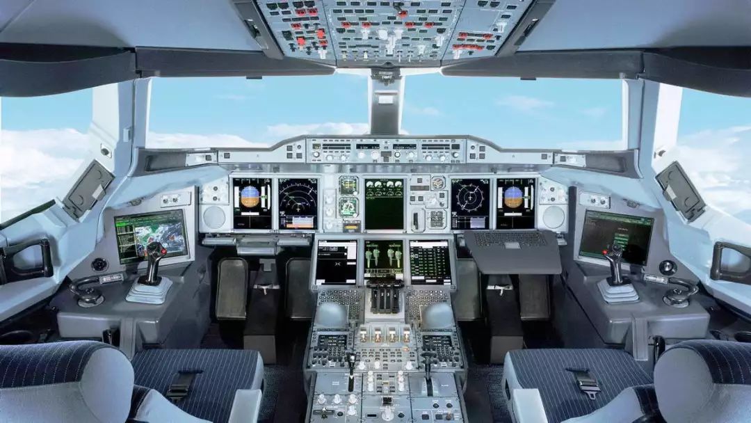 a380驾驶舱,飞过380的飞行员说,驾驶舱直观简洁,信息获取快,操纵灵活