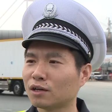 厦门高速交警支队民警魏柯白某的妻子没有开车上过高速,比较胆小,害怕