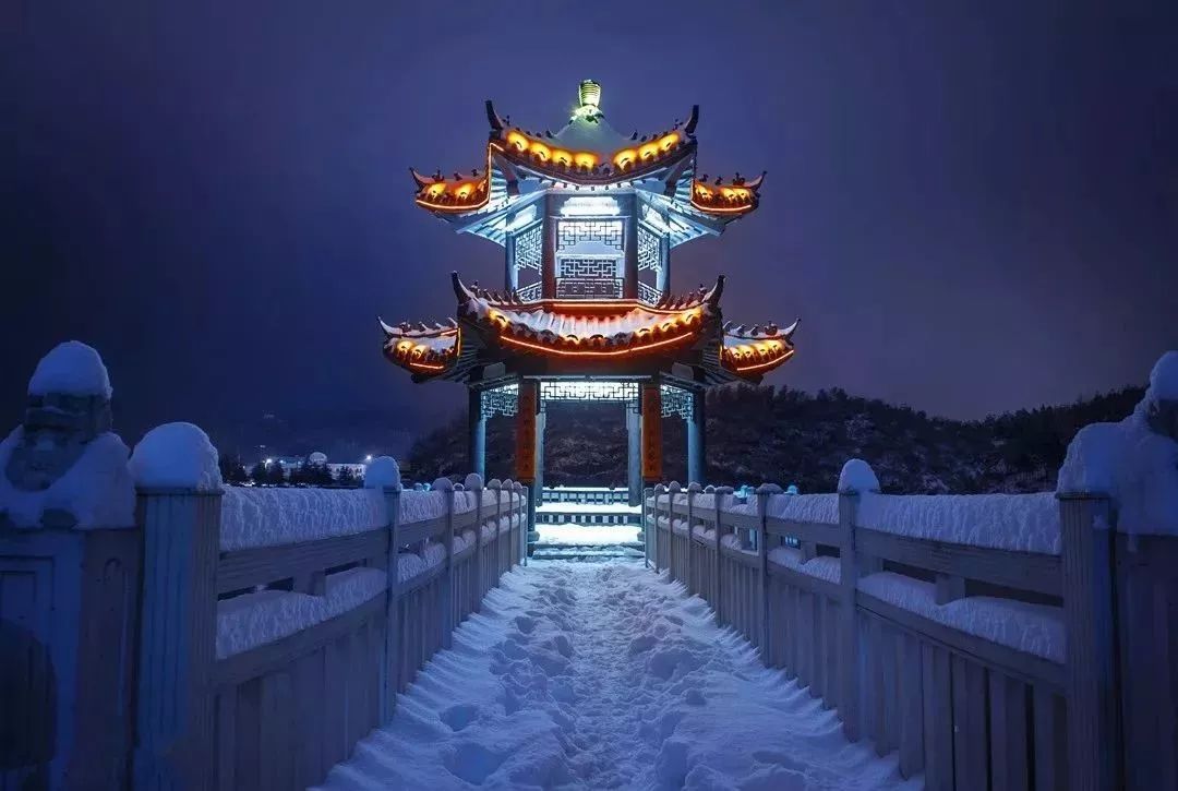 灯光下的雪夜金寨美到窒息