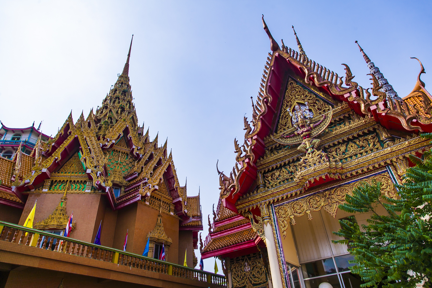 泰国最美十大寺庙之一,建在高山上像云中宫殿,供奉有佛祖舍利子