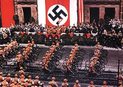 希特勒是画家出身,对于美学有十分独到的见解,就连纳粹的军服设计也都