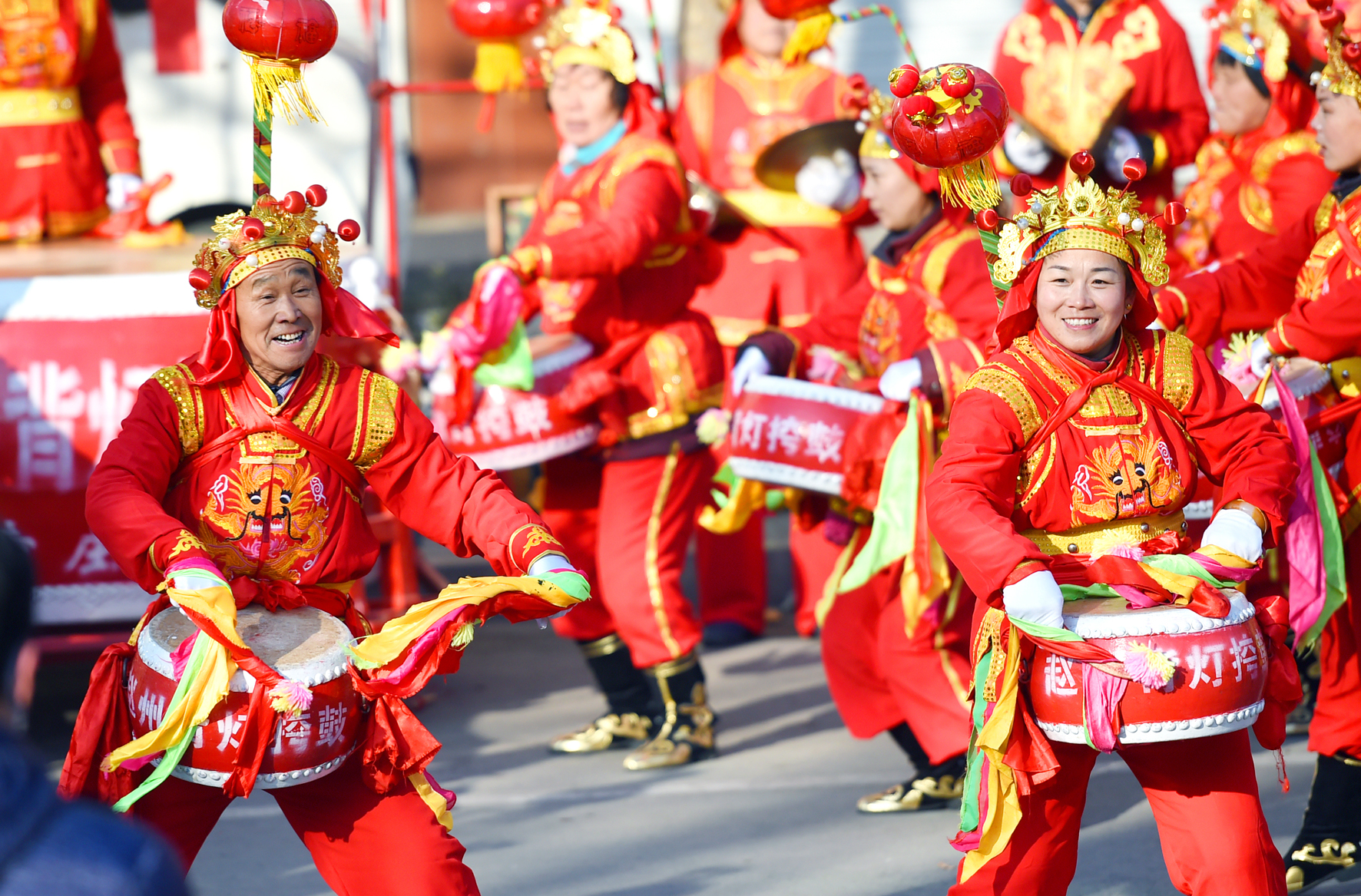 2月16日,在石家庄市深泽县举行的传统民间花会进城活动中,民间艺人在