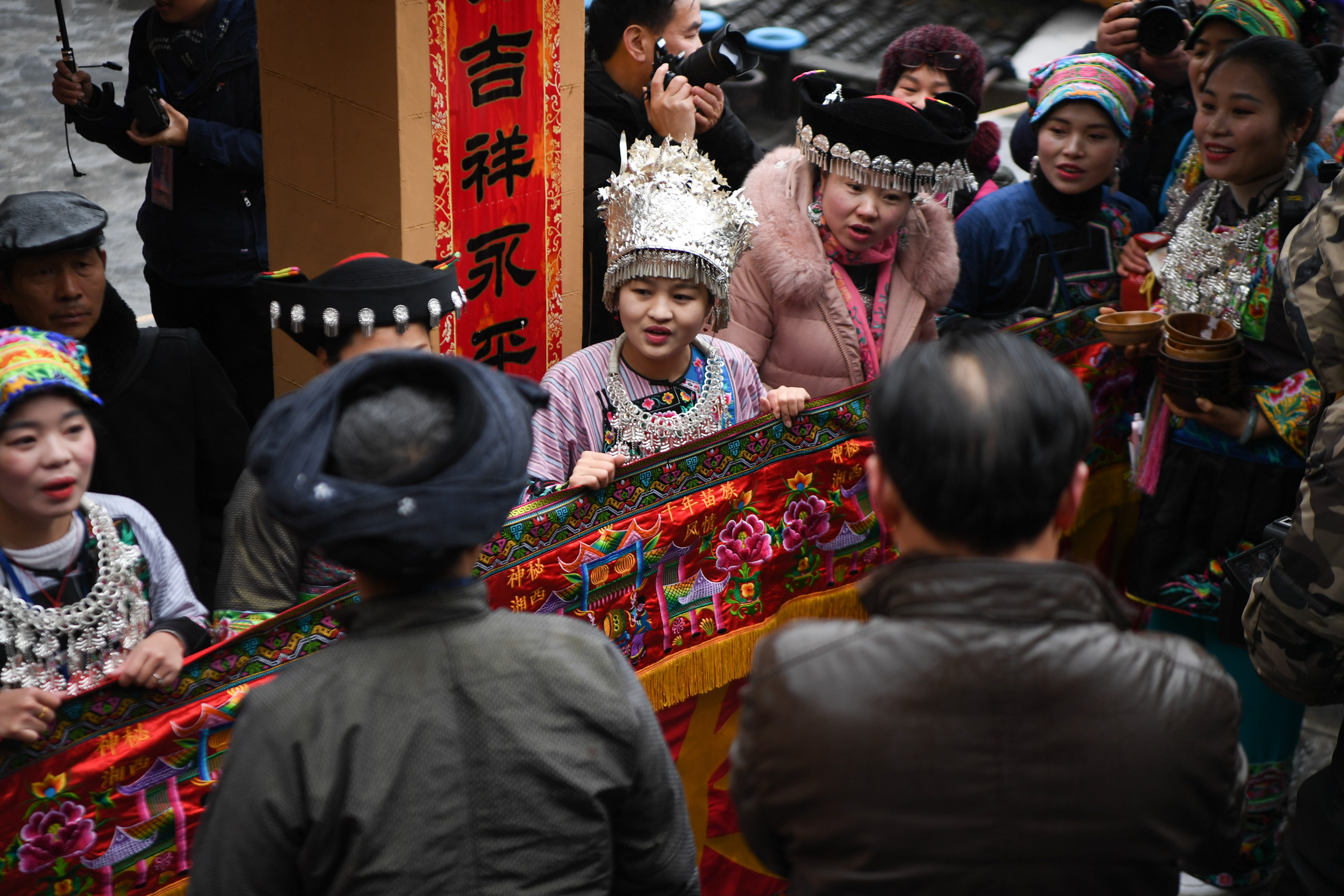 2月16日,在相亲会前,十八洞村举行了一场苗族婚礼,杨云妃(中)在传统的