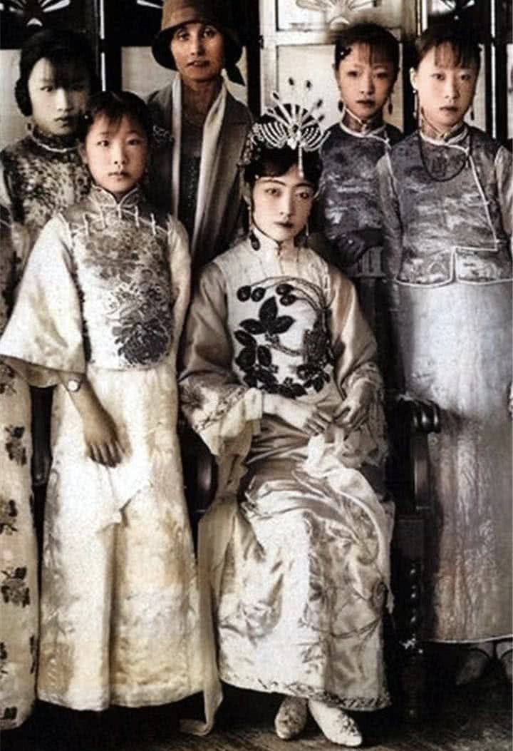 郭布羅·婉容,生於1906年,滿洲正白旗,清朝與中國的最後一位皇后.