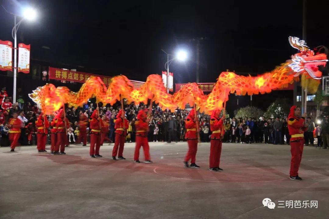 舞龙灯是咱们中国人逢年过节时都不可少的一种传统民俗以祈求"风调雨