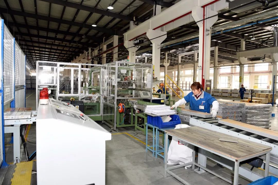 《开足马力保生产》2月10日,张家港铜业公司精炼车间内正在进行阳极板