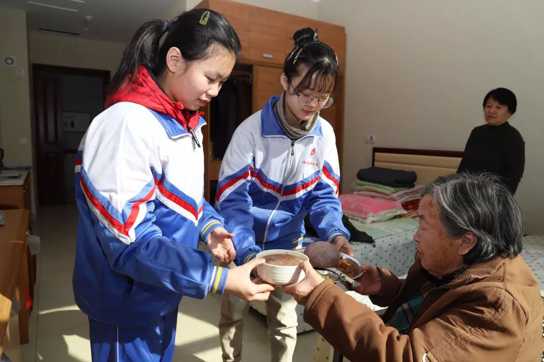 敬老孝老少年做先鋒臨清市京華中學志願者為頤養中心老人送溫暖