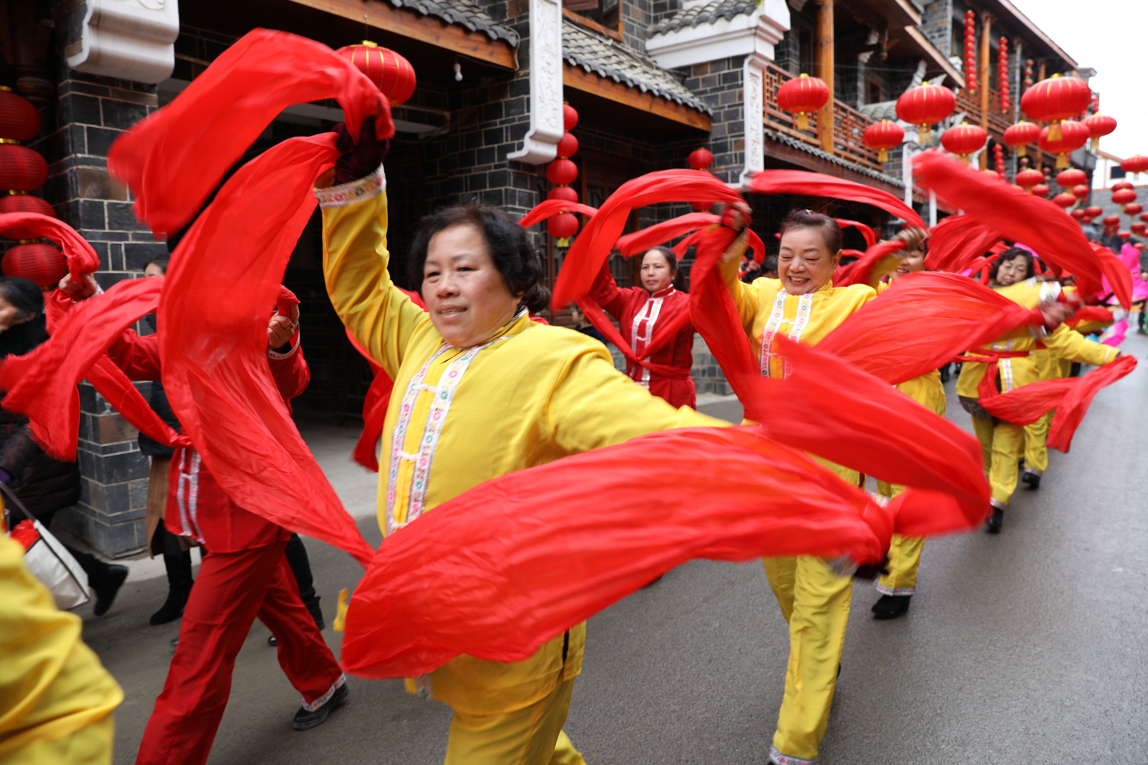 2月17日,民间艺人在贵阳乌当区东风镇"新春街市"活动上进行民俗表演.