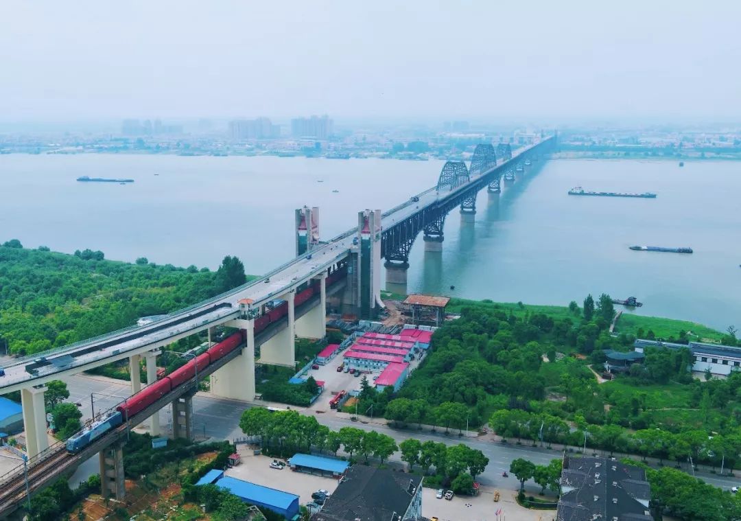 ▼京九线上的九江长江大桥,摄影师@王璐被称为京九铁路仅仅只经过