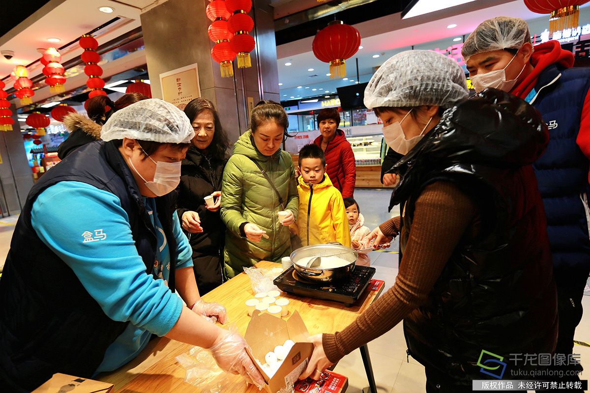 2月18日,在盒马鲜生十里堡店,北京稻香村将摇元宵设备搬进超市,现场制