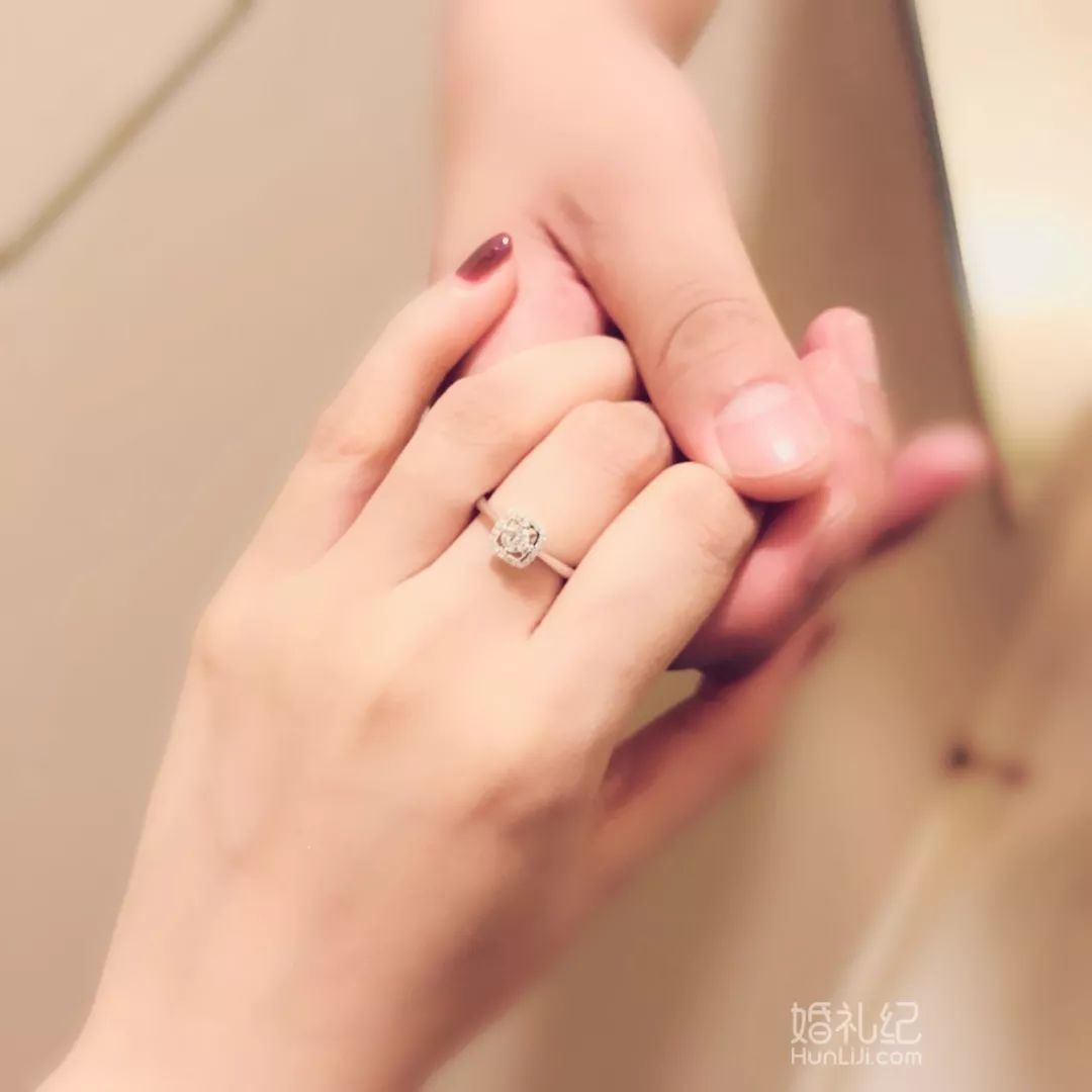 求婚的戒指应该带在那(求婚戒指该戴在哪只手上呢?)
