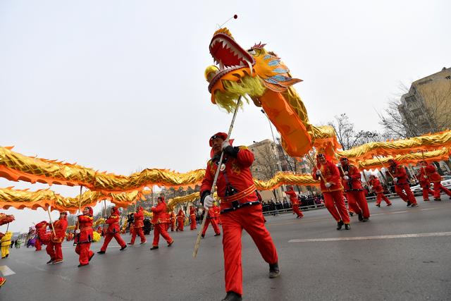 灶火,是中国北方地区的传统年俗,每年过年过节举行,穿街过村进行表演