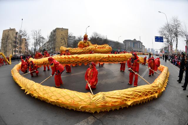 灶火,是中国北方地区的传统年俗,每年过年过节举行,穿街过村进行表演