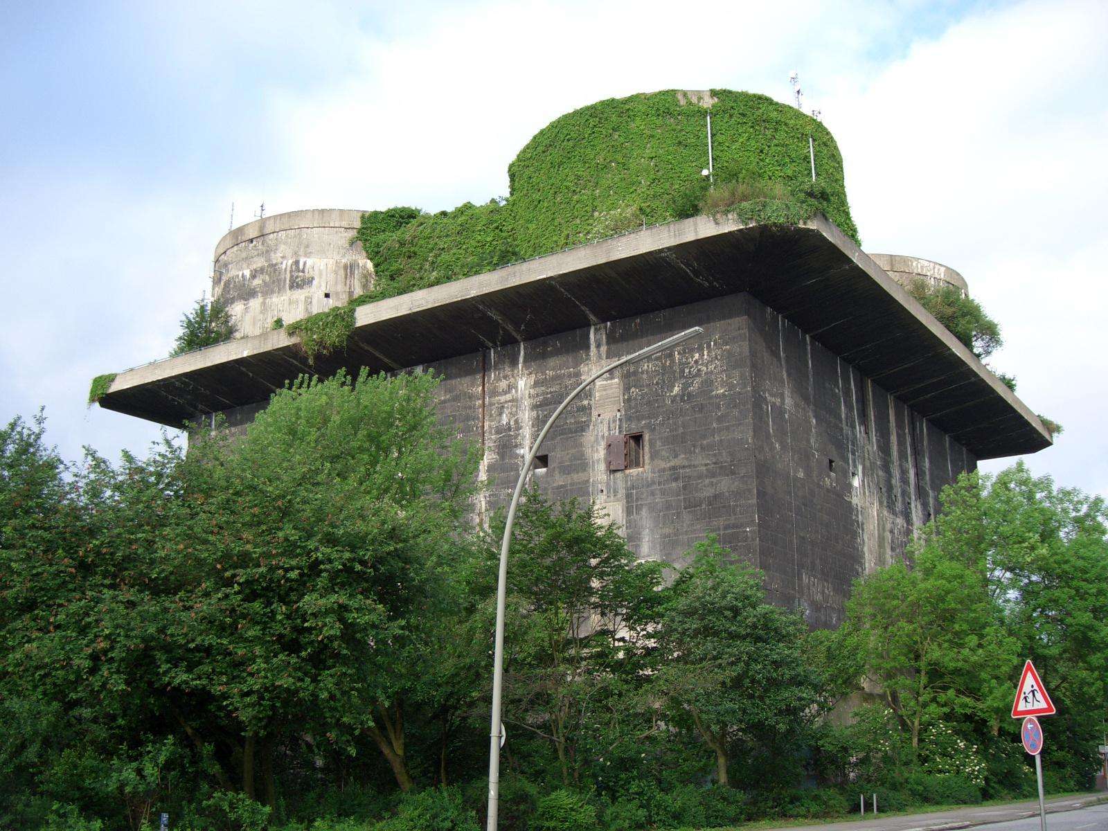 碉堡炮楼相比还是太弱,二战中首创这一系统,号称巨型防护塔
