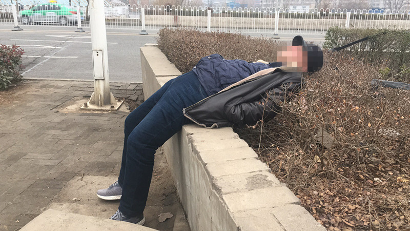 看看街頭醉酒人這高難度pose 你還喝醉酒嗎?_男子