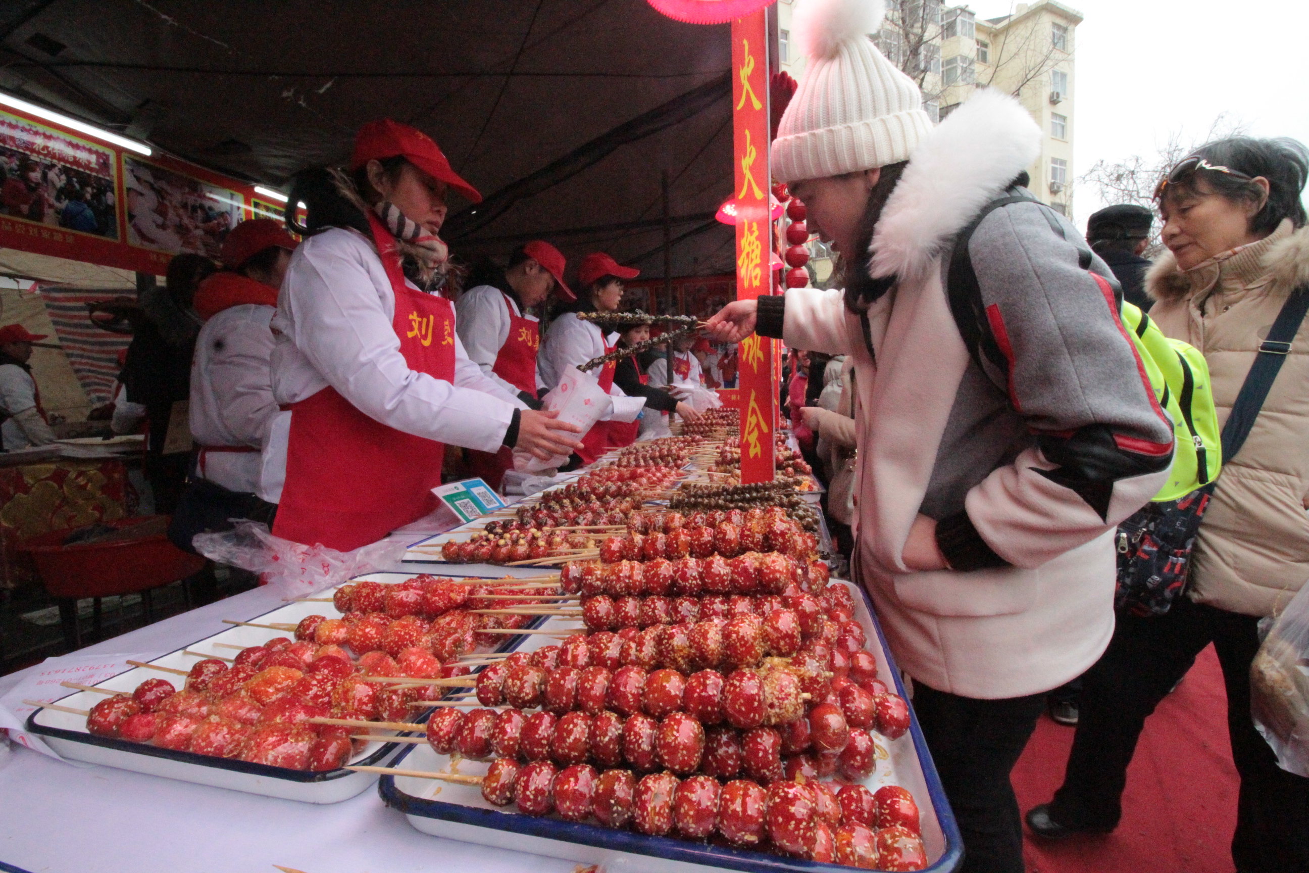 辣眼睛!继红烧肉后,青岛糖球会今年又推出鹅肝糖球