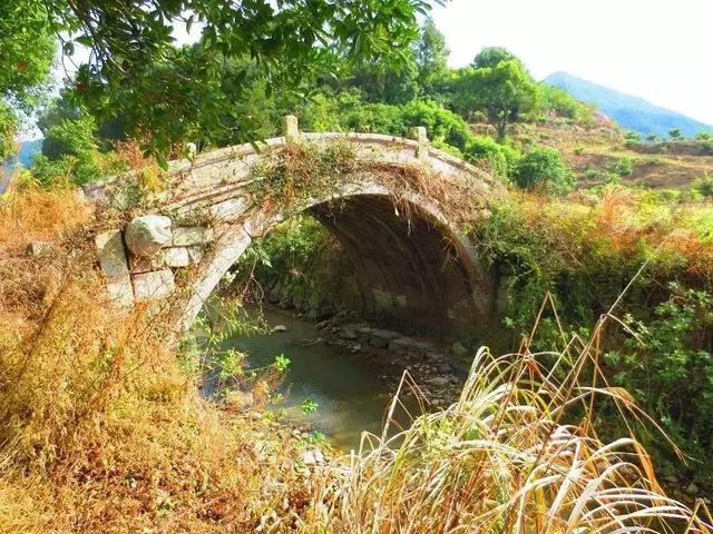 如餘姚中村的白雲橋(唐,清代重修,被稱為最美石橋)鄞江