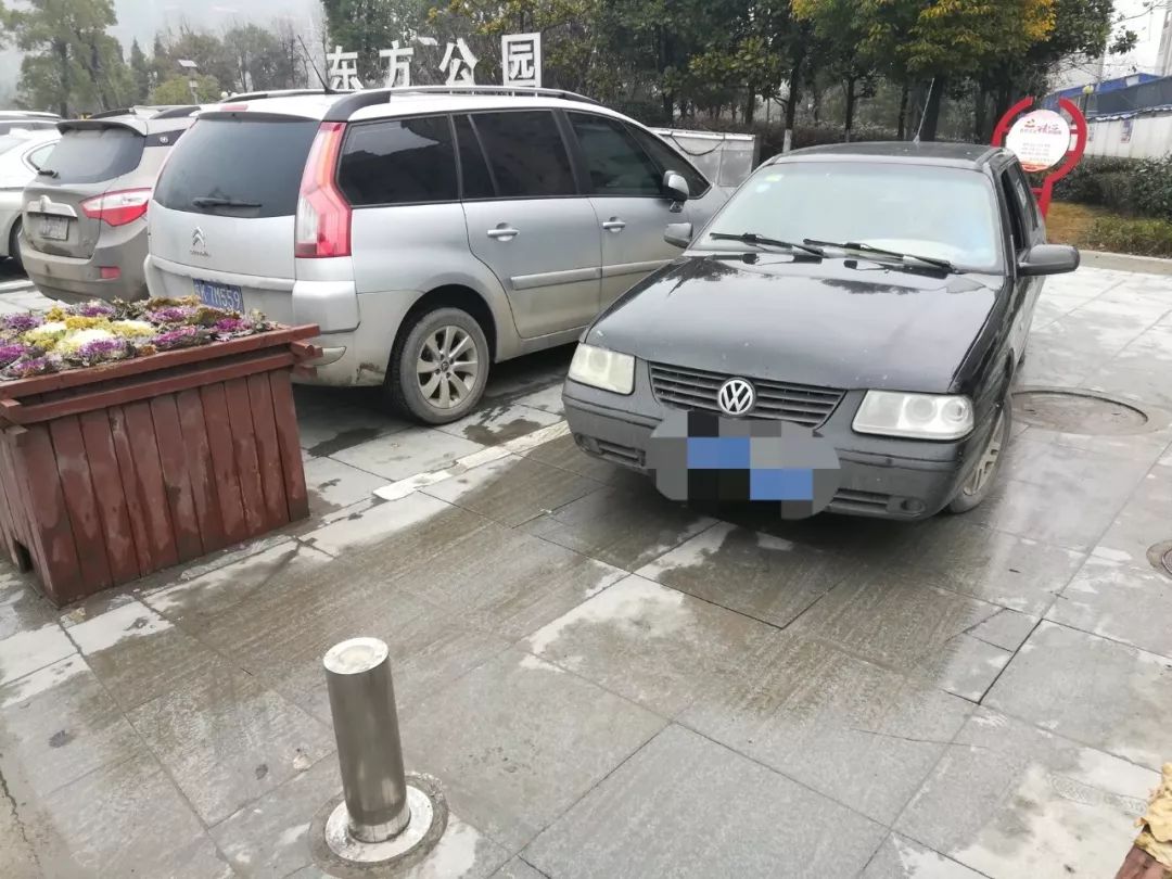 阜陽一車主在公共停車位停車,走時卻被堵起來了!