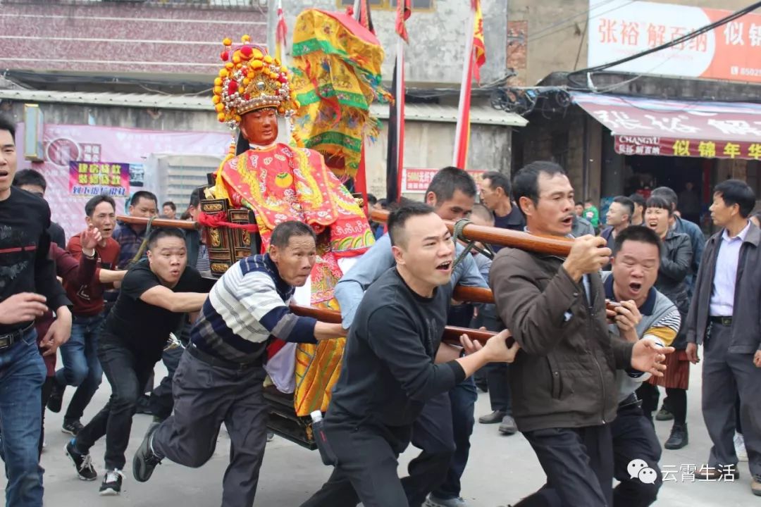 云霄下坂村传统走尪民俗活动现场闹热