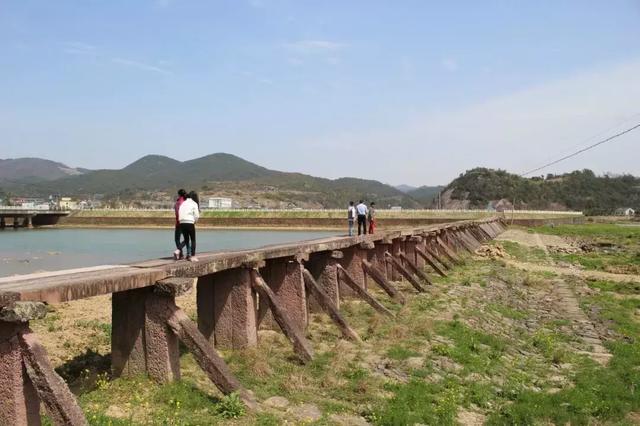 戊己橋,架於寧海縣城東北24公里胡陳西張村南大麥塘口中堡溪上,石平橋