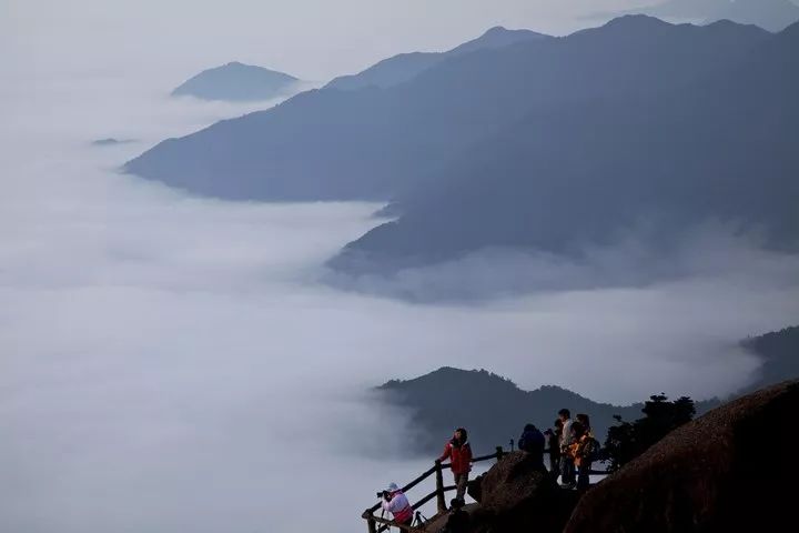 早上7:30七星公園花橋大門口集合,8:00出發,前往貓兒山,乘坐景區車