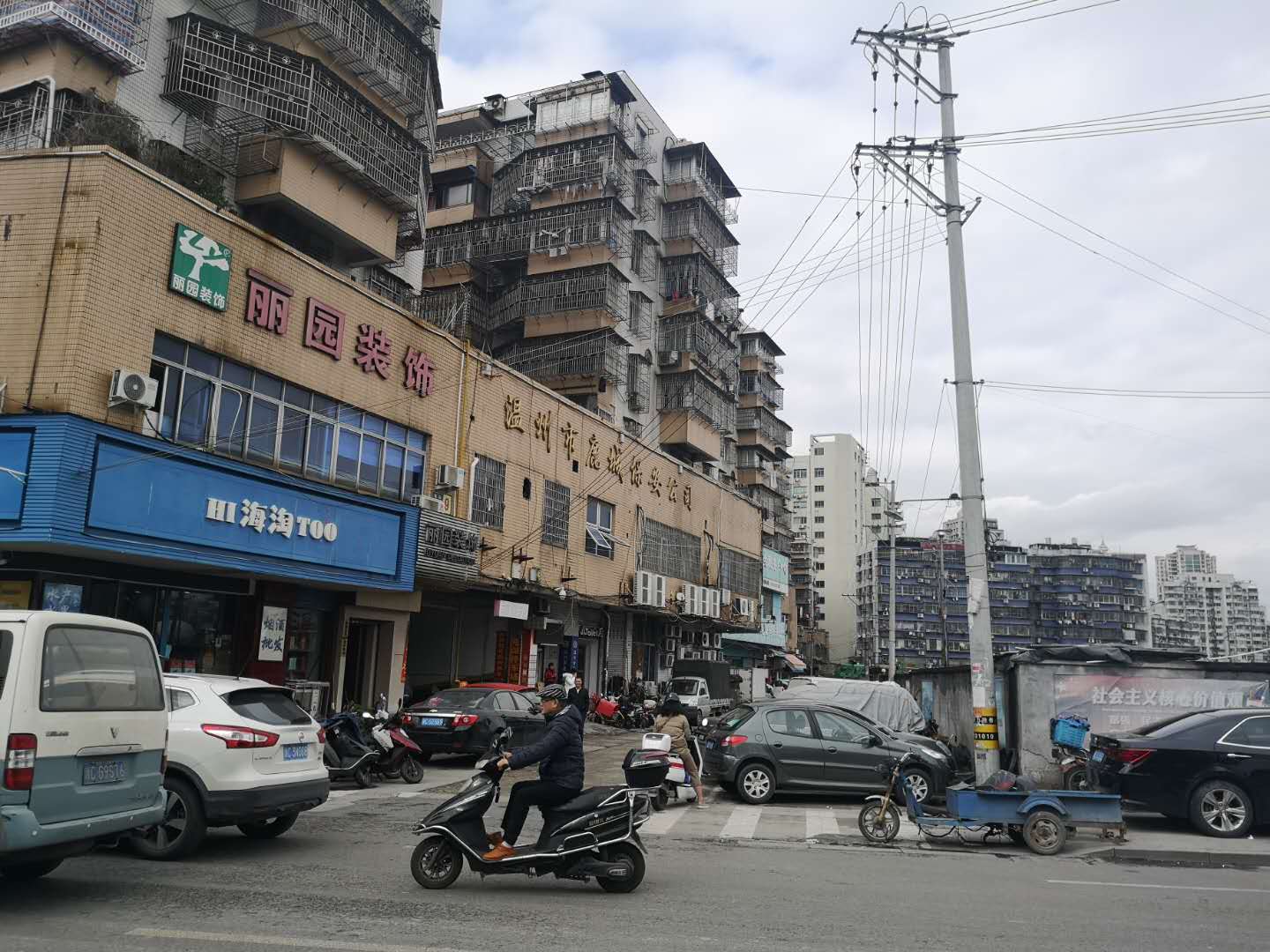 龟湖路位于温州市鹿城区,东起民航路,西接飞霞南路,辖属蒲鞋市街道