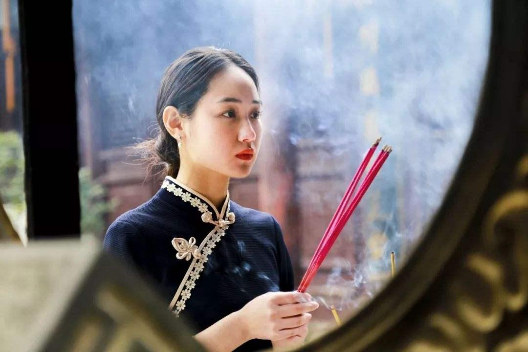 拜佛女人唯美图片图片