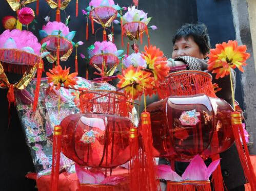 就是在元宵节之前,娘家送花灯给新嫁女儿家,或一般亲友送给新婚不育之