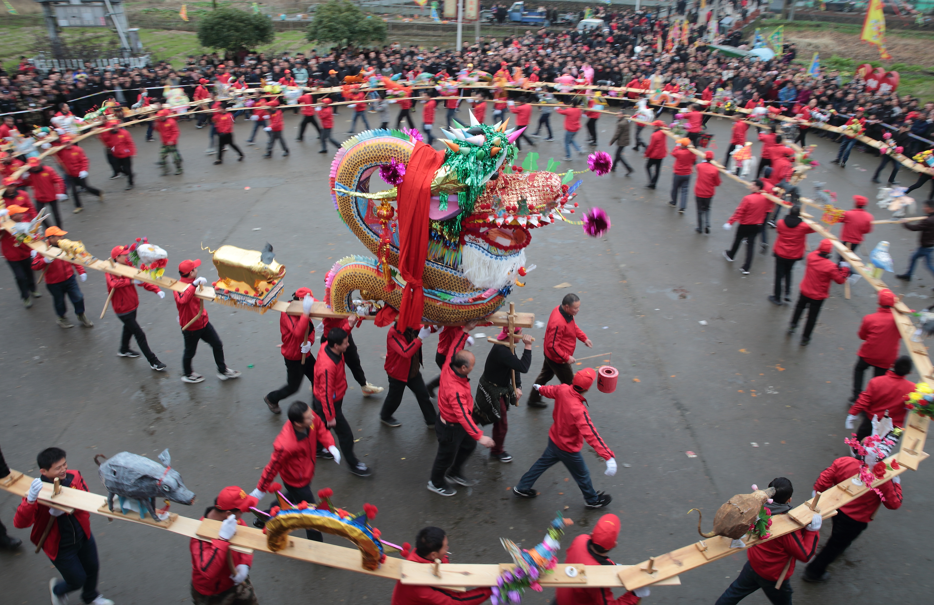 日欢乐闹元宵2月19日,民间艺人在浙江诸暨市马剑镇平阳村表演板凳龙灯