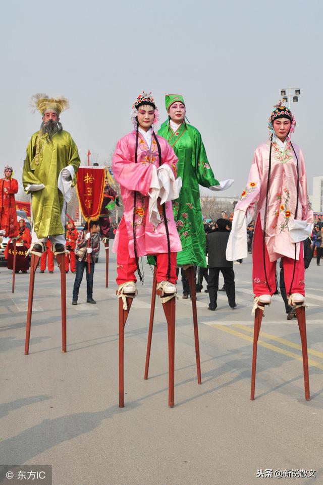 山西元宵节踩高跷图片