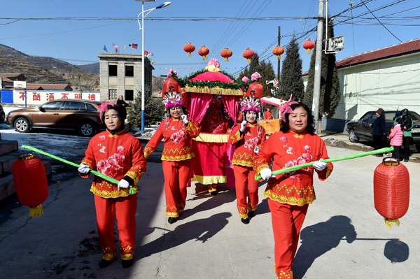 盂县下王村:锣鼓秧歌跑旱船 欢天喜地闹元宵