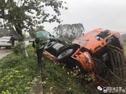 雨天路滑!桂平往玉林一重型貨車衝進田裡