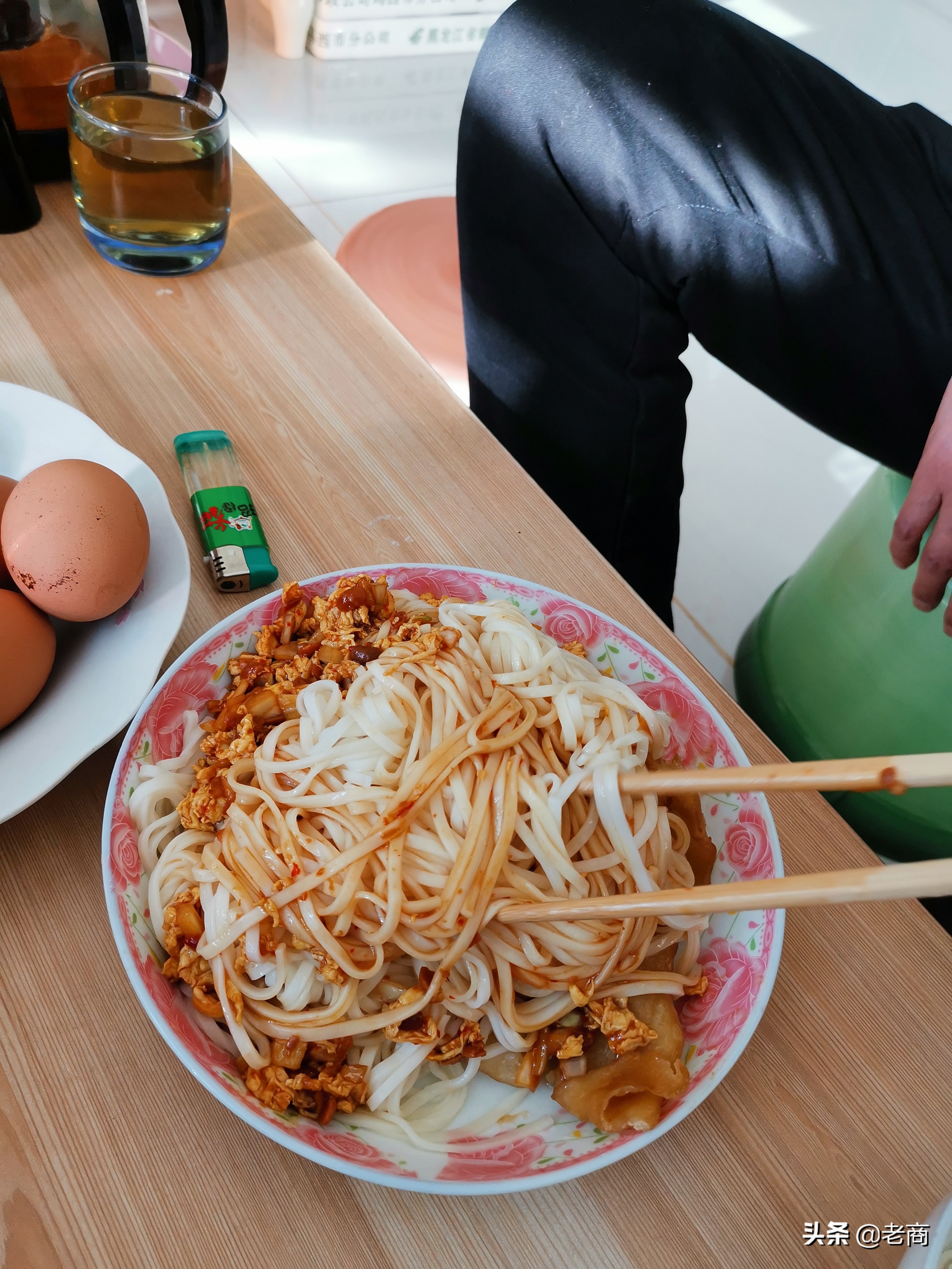 东北普通人家的早饭,今天吃过水面条,炸鸡蛋酱,配辣白菜