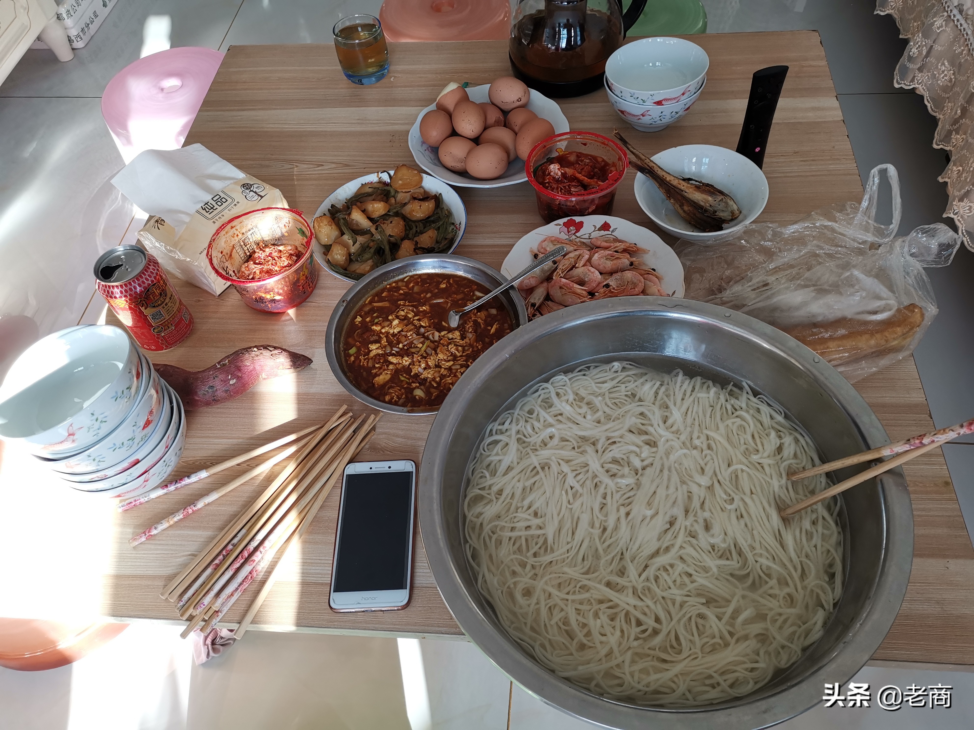 东北普通人家的早饭,今天吃过水面条,炸鸡蛋酱,配辣白菜